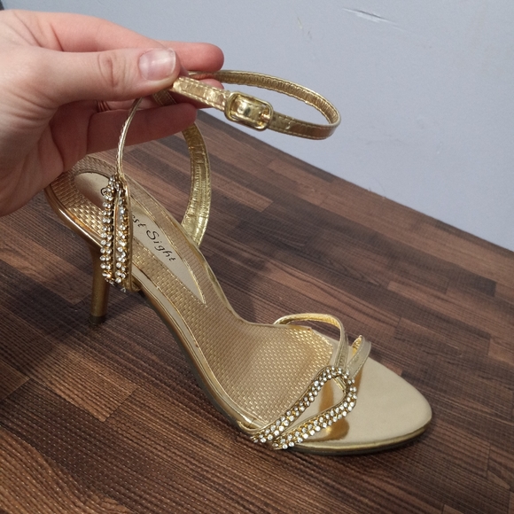 Fancy Women's Frist Sight Gold Heels - Picture 2 of 9